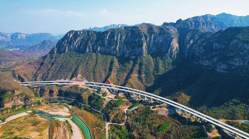 沿太行高速安陽(yáng)段萬(wàn)寶山大橋.jpg